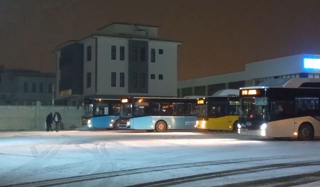 Diyarbakır'da kar yağışı etkili oldu; uçuşlar iptal edildi