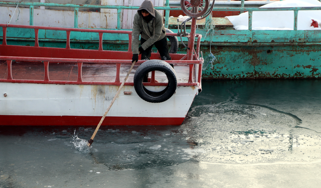 Van Gölü’nde buz engeline rağmen açıldılar