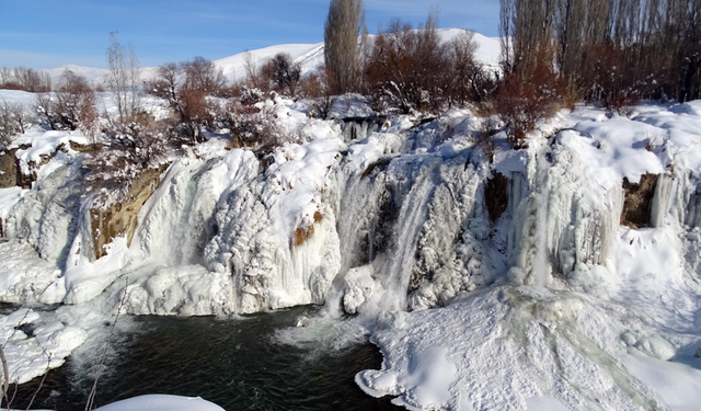 Muradiye Şelalesi kışın etkisiyle buzla kaplandı