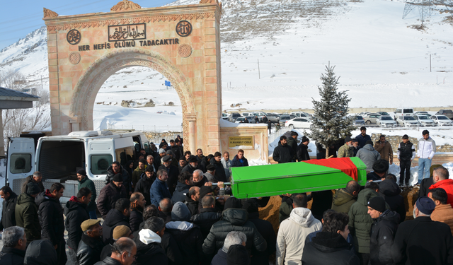 Çatıdan düşen kar ve buzun altında kalan kadın defnedildi