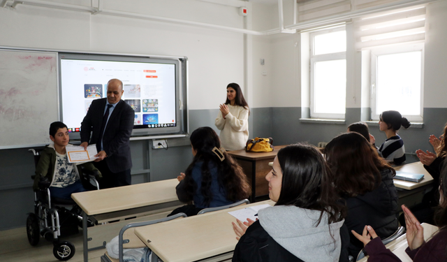 Nakşin’e okulda alkışlı karne sürprizi