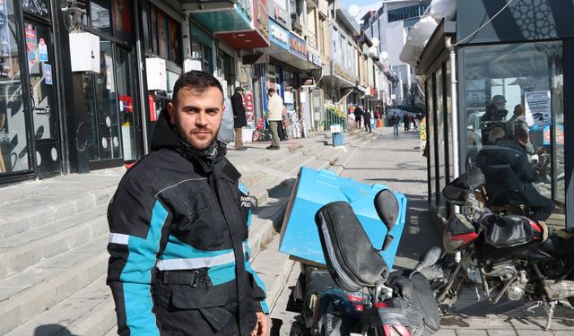 Hakkari’de moto kuryeler buzla mücadele ediyor