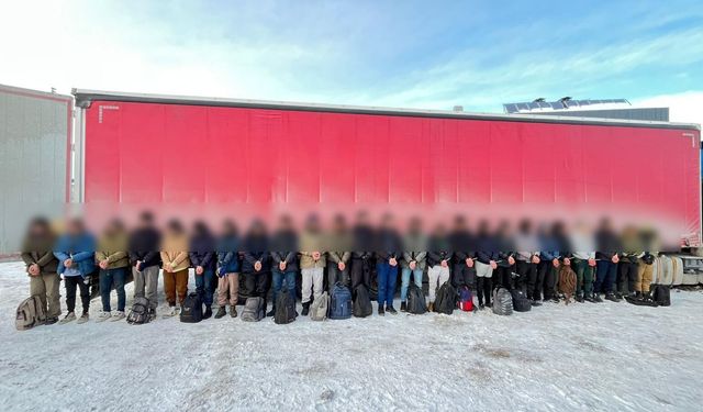 TIR'ın dorsesinde 25 kaçak göçmen yakalandı