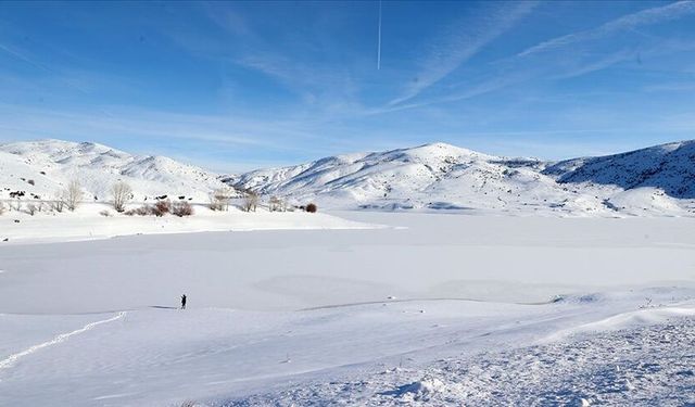 Sivas'ta Yıldız Göleti'nin yüzeyi buz tuttu