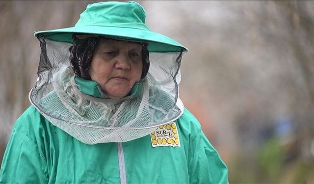 Kadın arıcı ata mesleğini 45 yıldır sürdürüyor