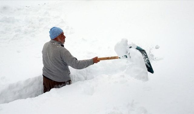 Kar bir metreyi aştı, köylüler kürekle mesai yapıyor