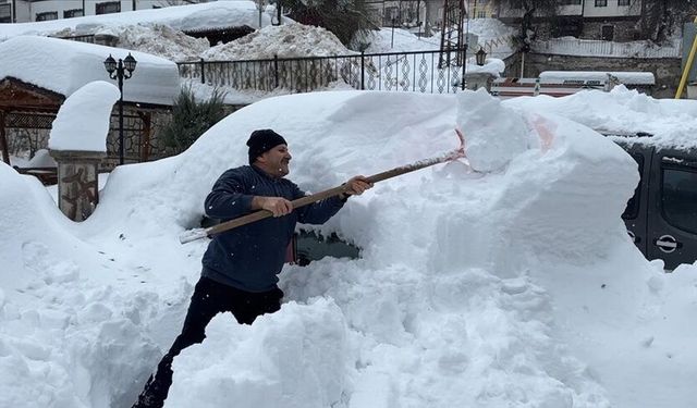 Küreliler kar altında kalan araçlarını arıyor