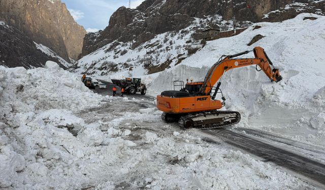 Hakkari’de Karayolları ekiplerinden yol genişletme çalışması