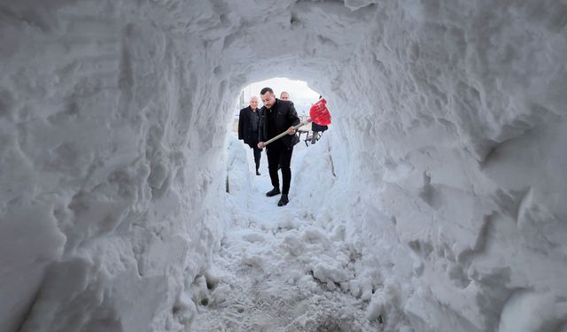 Yüksekova'da esnaf dükkanının önüne kardan tünel açtı