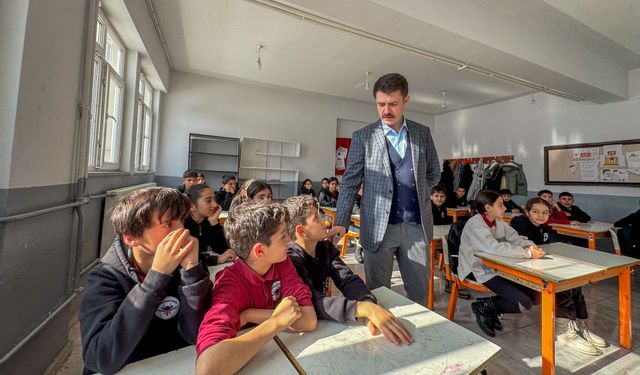 Çukurca Kaymakamı Emre Cebeci’den okul ziyareti