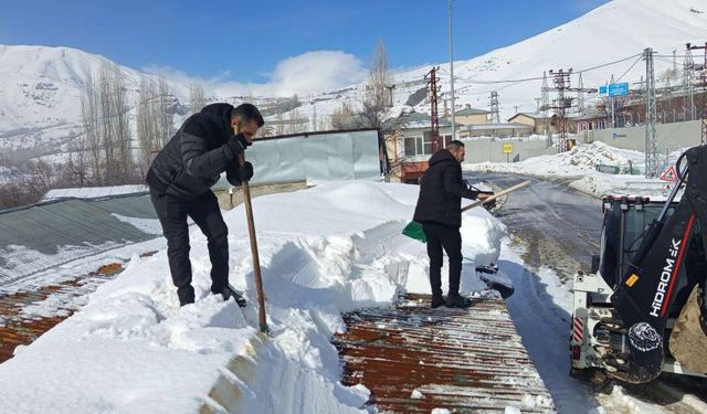 Sondaj depolarının çatıları kardan temizlendi