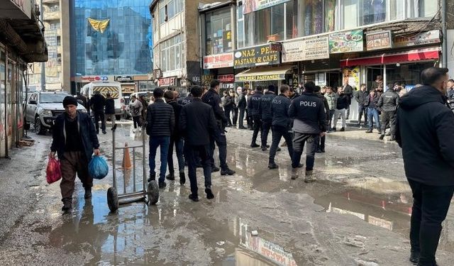 Yüksekova’da sokak ortasında kavga