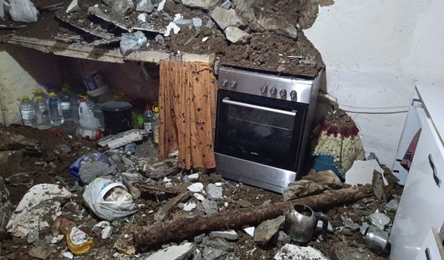 Hakkari’de ev duvarı çöktü: facianın eşiğinden dönüldü