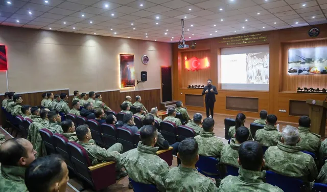 Hakkari’de Türkiye ve İran İlişkileri Konferansı düzenlendi