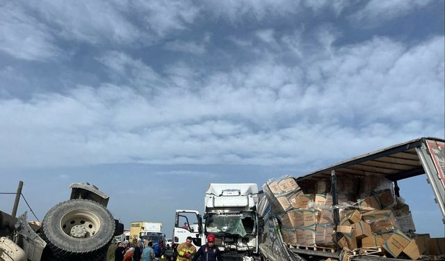 TIR, otomobil ve kamyonla çarpıştı: 5 yaralı