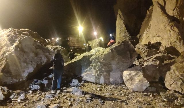 Hakkari’de yola dev kayalar düştü: Ekipler seferber oldu