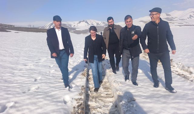 Yüksekova’da su taşkınına karşı kanal çalışması sürüyor