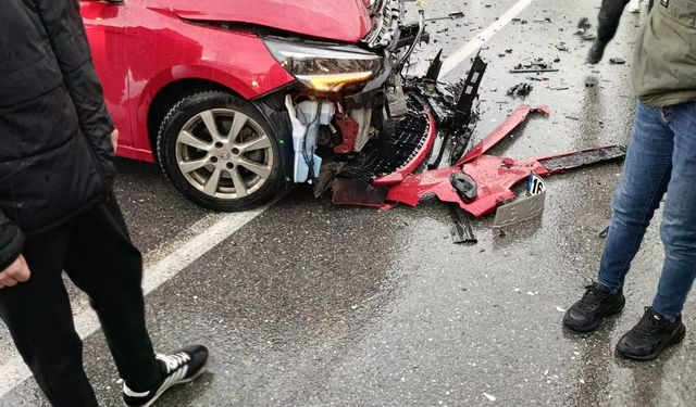 Öğrenci servis minibüsü ile otomobil çarpıştı: 6 yaralı