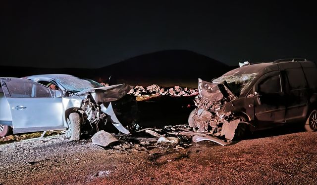 Otomobil ile ticari araç çarpıştı: 5 ölü, 2 yaralı