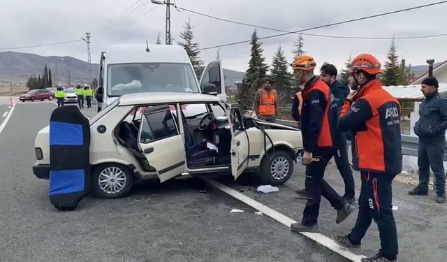 Yolcu minibüsü ile otomobil çarpıştı: 1’i ağır 4 yaralı