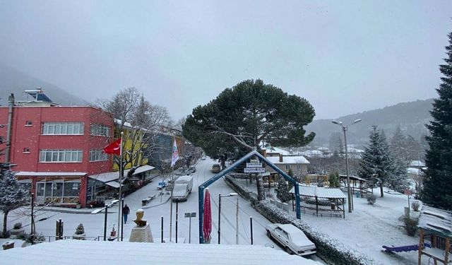 İzmir'in yüksek kesimleri beyaza büründü