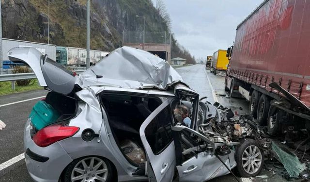 Otomobil, TIR'a çarptı; 2 ölü, 1 yaralı