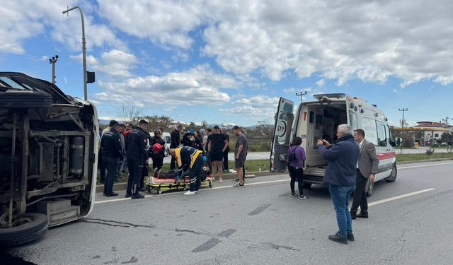Ticari aracın çarptığı midibüs devrildi, 7 kişi yaralandı