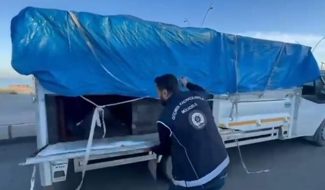 Kamufle edilen bölmeden 19 kaçak göçmen çıktı