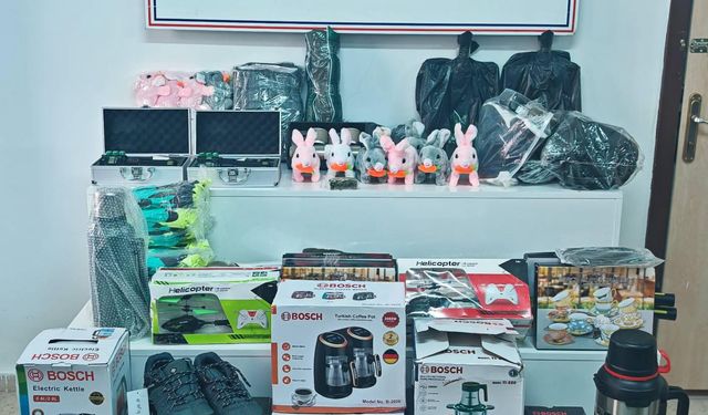 Van'da gümrük kaçağı eşya ve giysi ele geçirildi