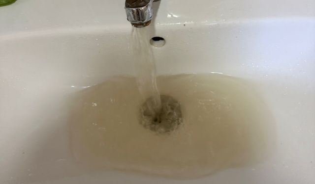 Hakkari’de musluklardan çamur aktı; vatandaş tepkili