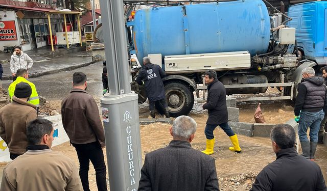 Çukurca’da su baskını: Belediye ekipleri seferber oldu