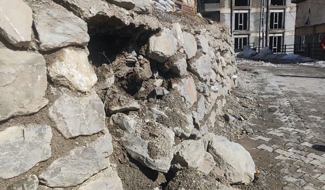 Hakkari’de mahalleli tedirgin: Duvar her an yıkılabilir