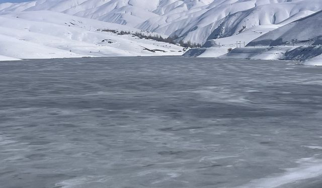 Yüksekova'daki Dilimli Baraj Gölü’nün yüzeyi buz tuttu