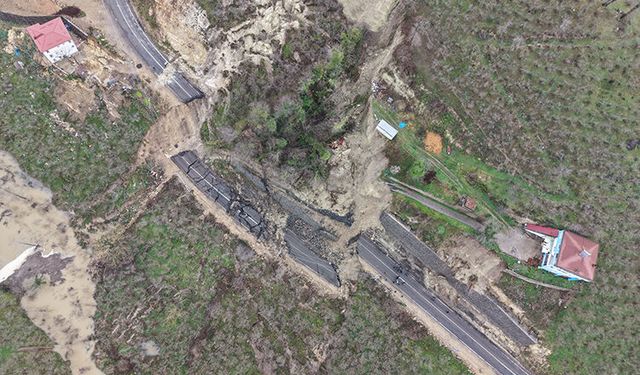 Heyelan nedeniyle mahalle yolu ulaşıma kapandı