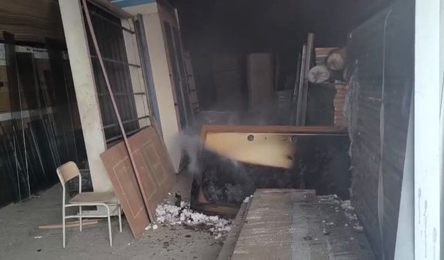 Hakkari’de iş yeri yangını paniğe neden oldu