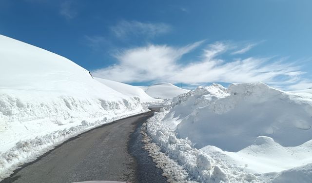 Hakkari’de kardan daralan yol sürücüleri zorluyor
