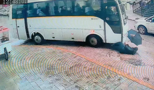 Servis minibüsünün çarptığı kadın yara almadan kurtuldu