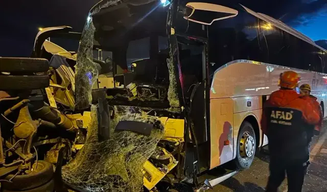 Yolcu otobüsü ile kamyonet çarpıştı: 5 yaralı