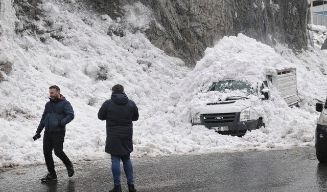 Hakkari Merkezden  çığ düştü: Kamyonet hasar gördü