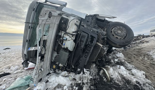 Erciş'te şarampole devrilen tırın sürücüsü yaralandı