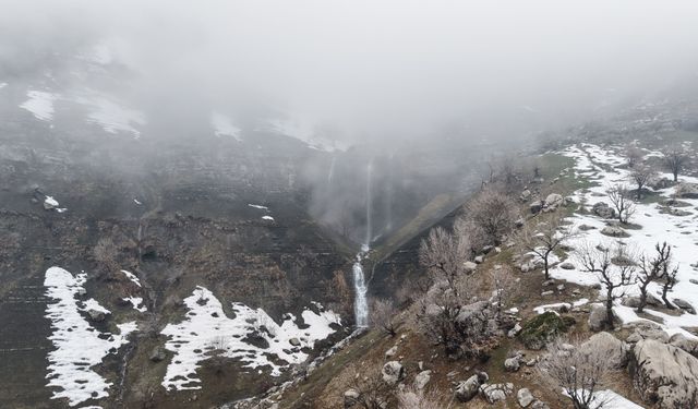 Hakkari'de akmaya başlayan şelaleler görüntülendi