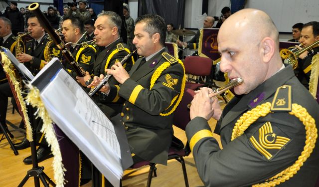 Askeri bando takımı Çukurca'da konser verdi