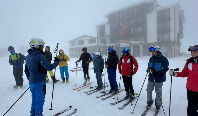 Hakkari’de dağ kayağı yapan sporcular Rize yolcusu