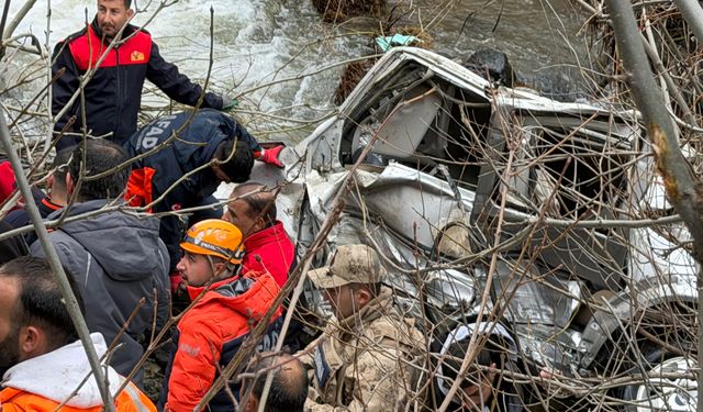 Bitlis’te araç dereye düştü: 3 ölü, 5 yaralı