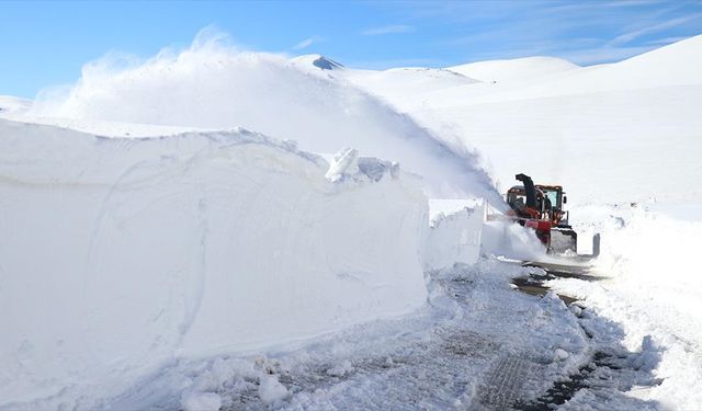 Ağrı-Kağızman yolunda kar kaplanları görevde