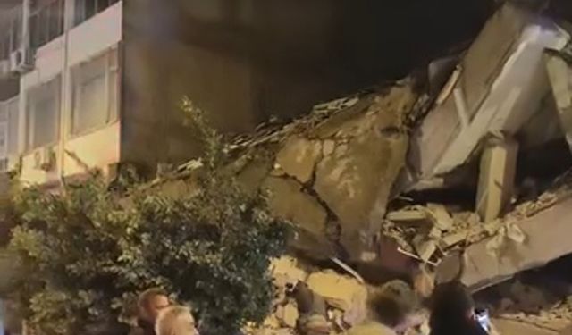 Ağır hasarlı bina, yıkım sırasında çöktü