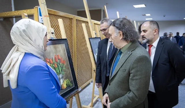 Üniversitede sergi sonrası Akademik toplantı