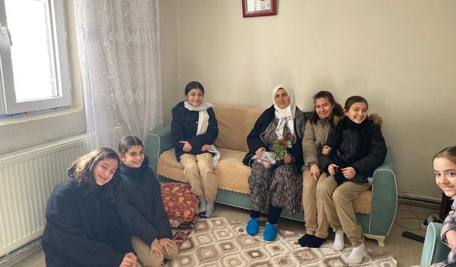 Karlıova'da öğrenciler engelli ve yaşlıları ziyaret etti