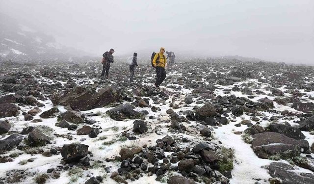Ağrı Dağı'na zirve yapmak isteyen dağcıları kar ve tipi engeli