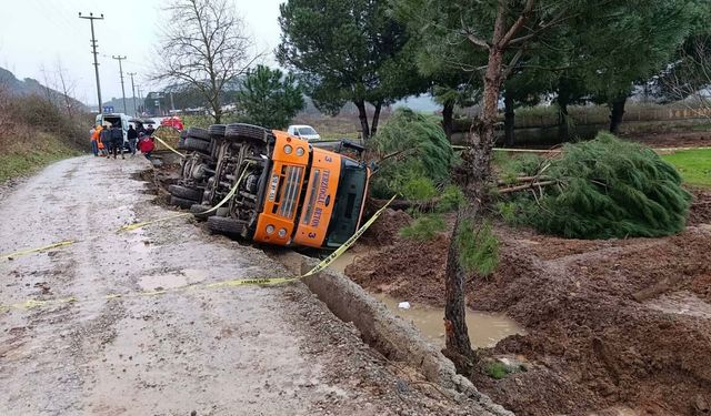 Beton mikseri ağaçların üzerine devrildi; 1 ölü, 1 yaralı